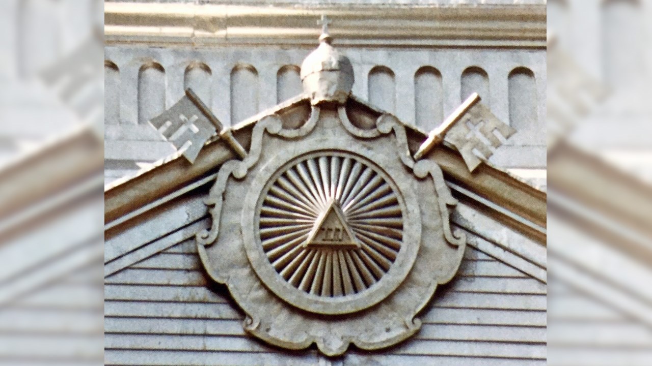 Le médaillon au-dessus du portail de l'église Saint-Georges