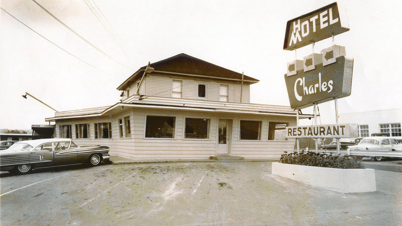 Souvenirs du populaire restaurant Charles BBQ 1956-2011