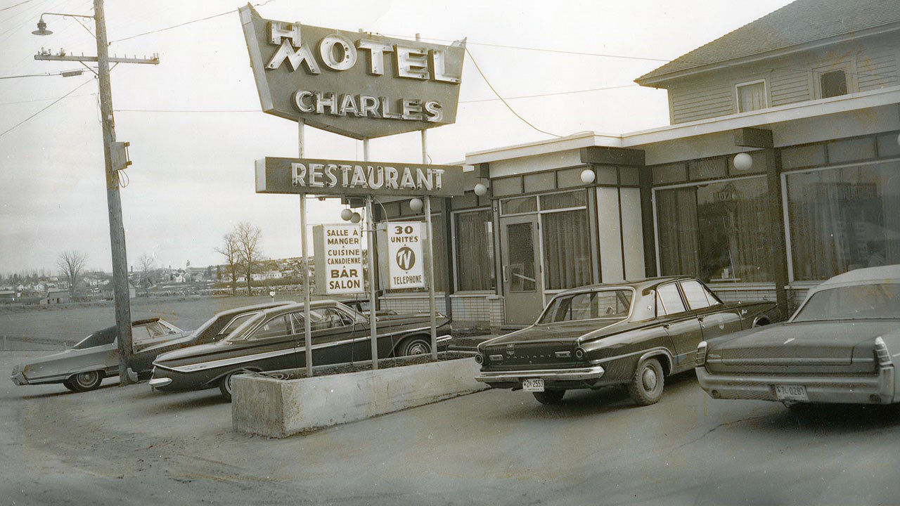 Souvenirs du populaire restaurant Charles BBQ 1956-2011