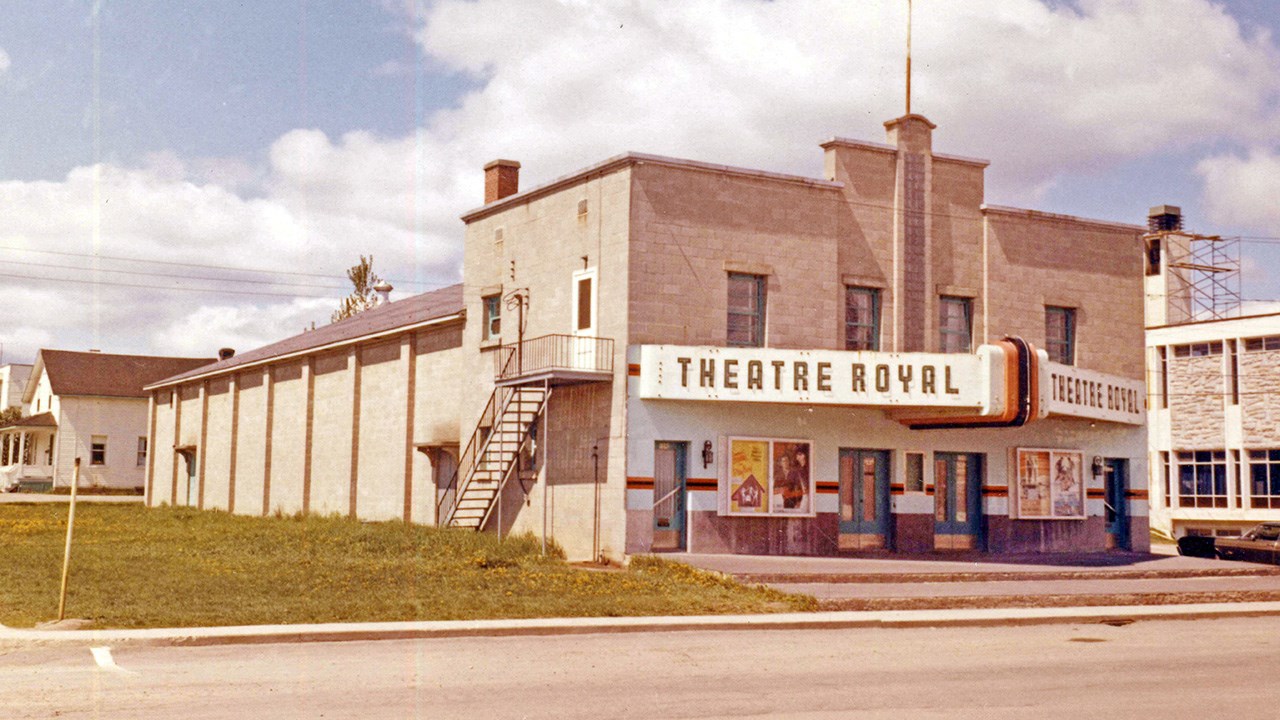 Le Théâtre Royal du boulevard Dionne dans l'ouest