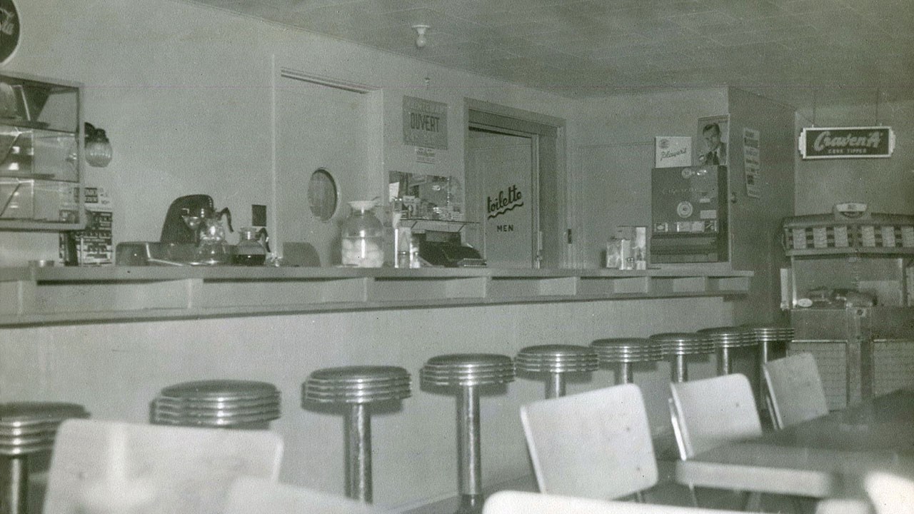 Souvenirs du populaire restaurant Charles BBQ 1956-2011