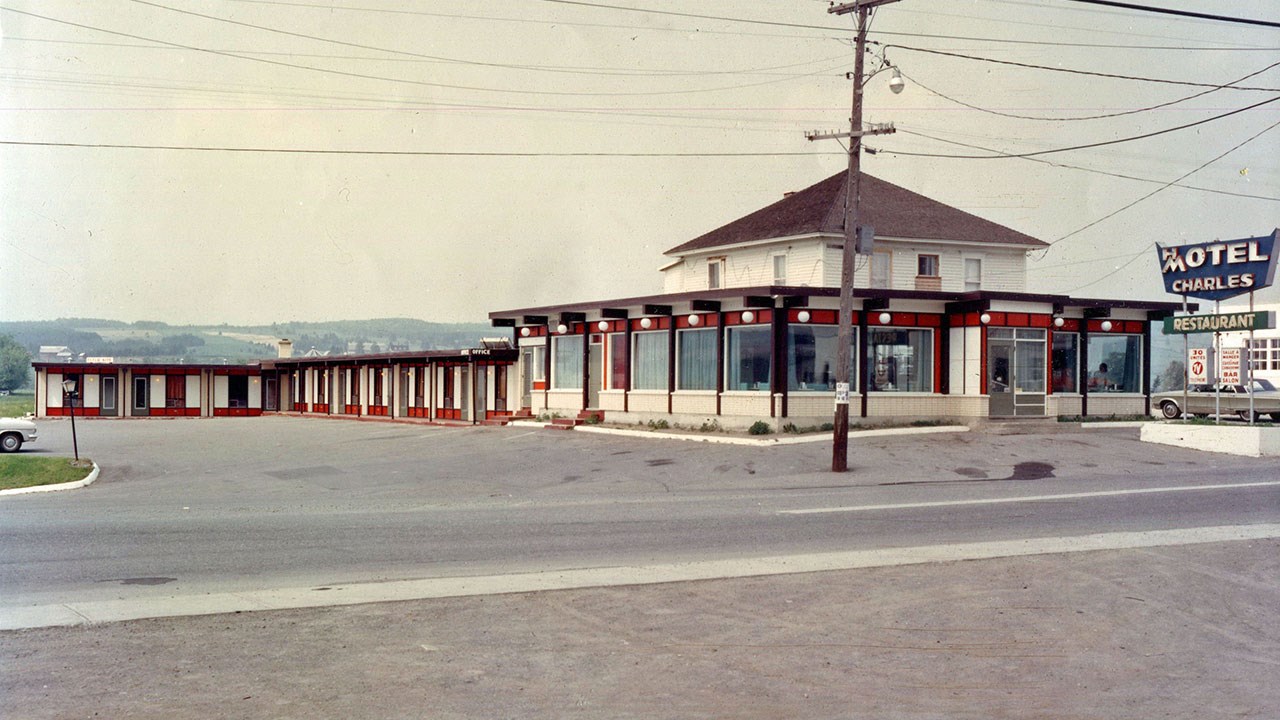 Souvenirs du populaire restaurant Charles BBQ 1956-2011