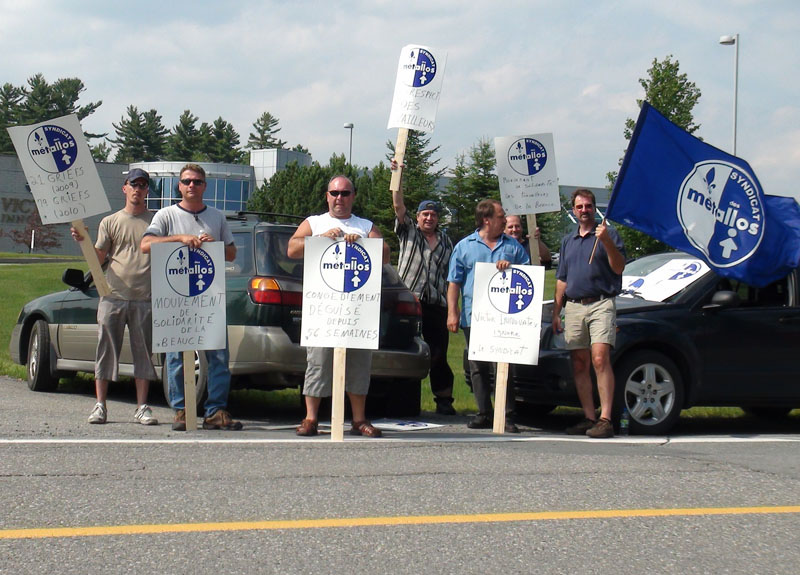 Manifestation du Syndicat des métallos devant l'usine de Victor Innovatex