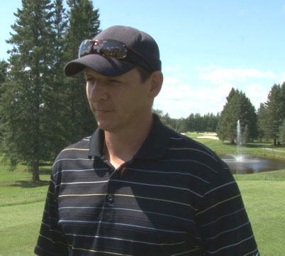 L'ex-hockeyeur de la LNH Benoit Hogue participe au tournoi de golf du CEB