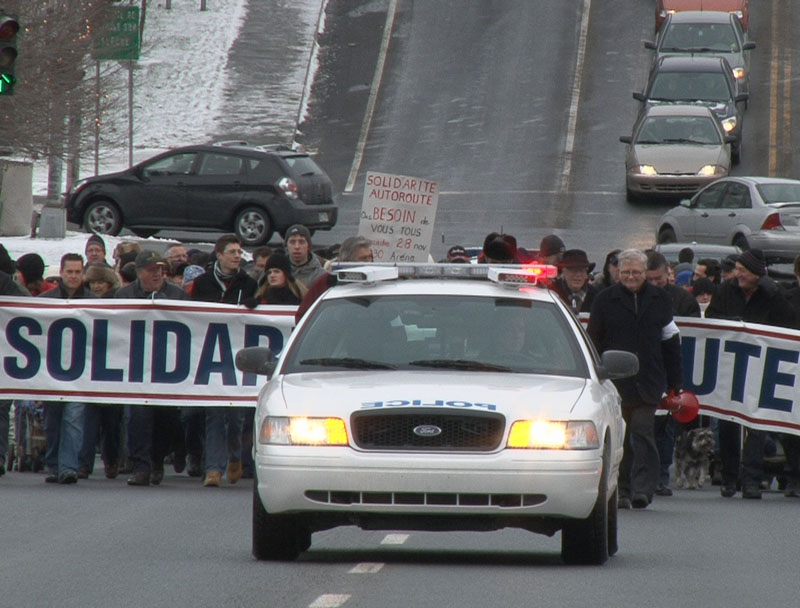 « On veut l’autoroute », scandent les manifestants