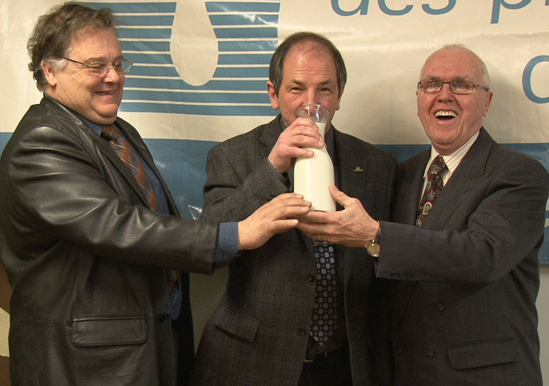 Des producteurs vantent la qualité des fromages faits de lait à 100 %