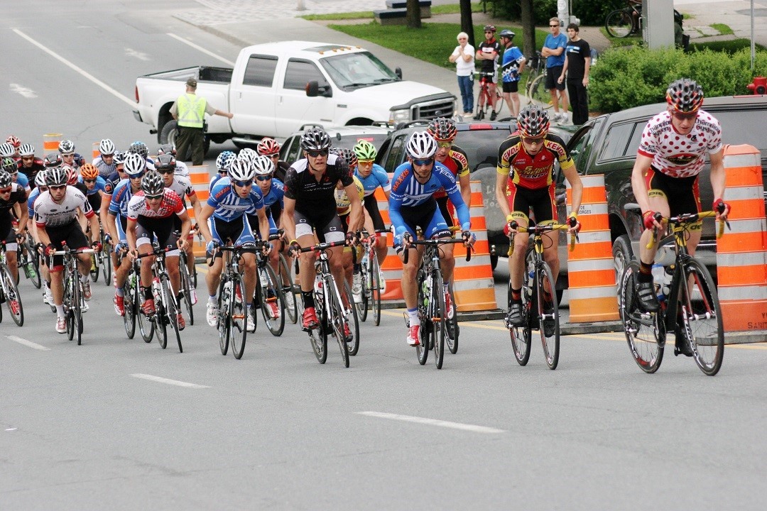 Le peloton en montée