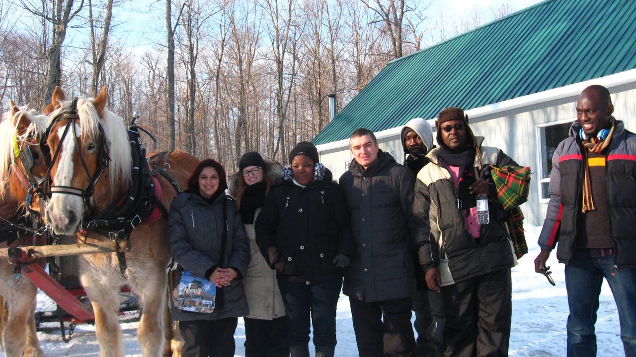 Pour la très grande majorité des immigrants, il s’agissait d’un premier contact avec des activités hivernales en campagne. Leur initiation s’est donc déroulée avec une randonnée à cheval.