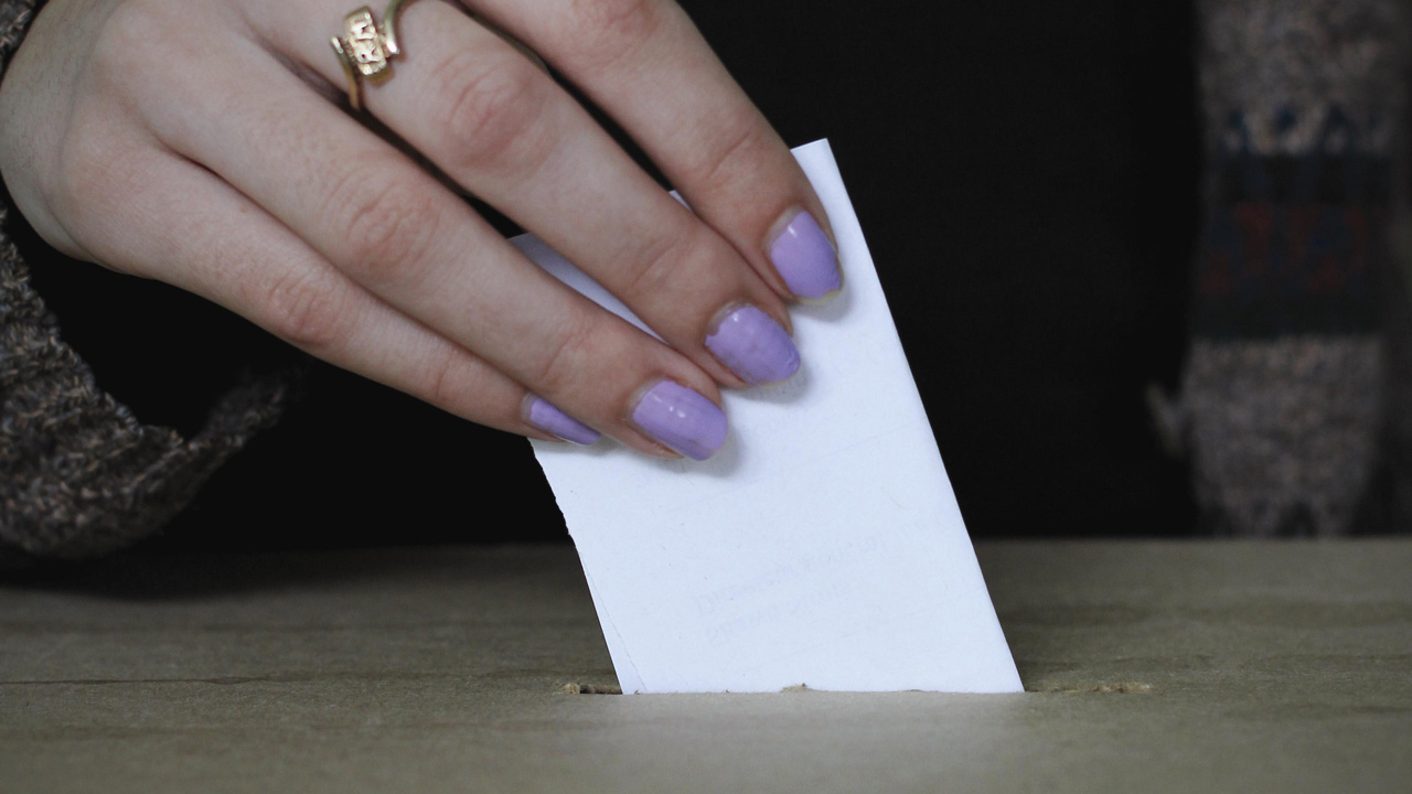 Le 7 avril prochain, lors des élections,  les électrices et les électeurs ayant une mobilité réduite peuvent exercer leur droit de vote à domicile ou dans une installation d'hébergement.  Il faut toutefois noter que dans le cas de ces modes de scrutin alternatifs, il est nécessaire d'adresser rapidement une demande au directeur du scrutin.
