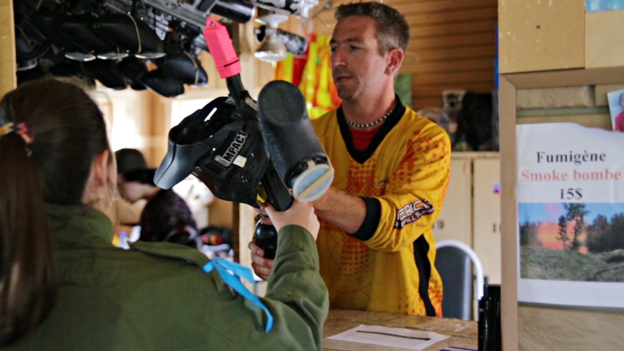 Il est nécessaire de réserver avant de s’amener à Saint-René pour y jouer au Paintball. Le tarif de base est de 30 $ par personne. Ce montant inclut le masque, l’habit, le marqueur et le CO2, ainsi que cent balles de peinture.