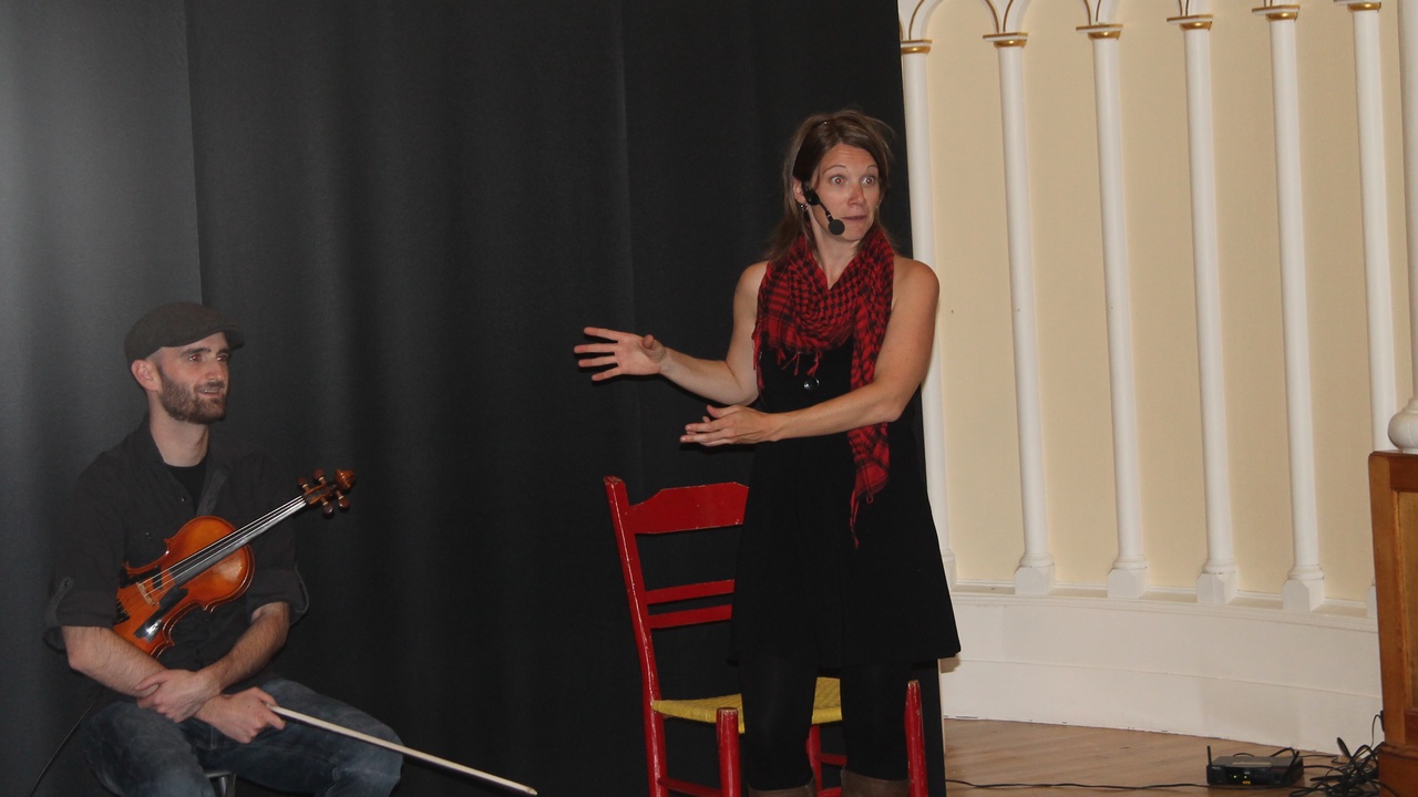 Violon et histoires folkloriques se sont unis samedi soir au Centre culturel Marie-Fitzbach pour donner vie à des contes mettant en vedette la "ruse féminine".