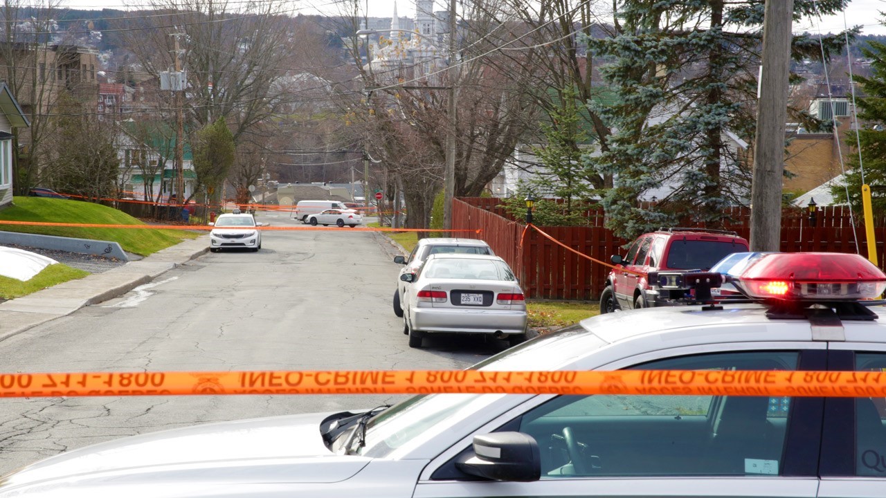 Un large périmètre du secteur a été bouclé autour du véhicule de la victime.