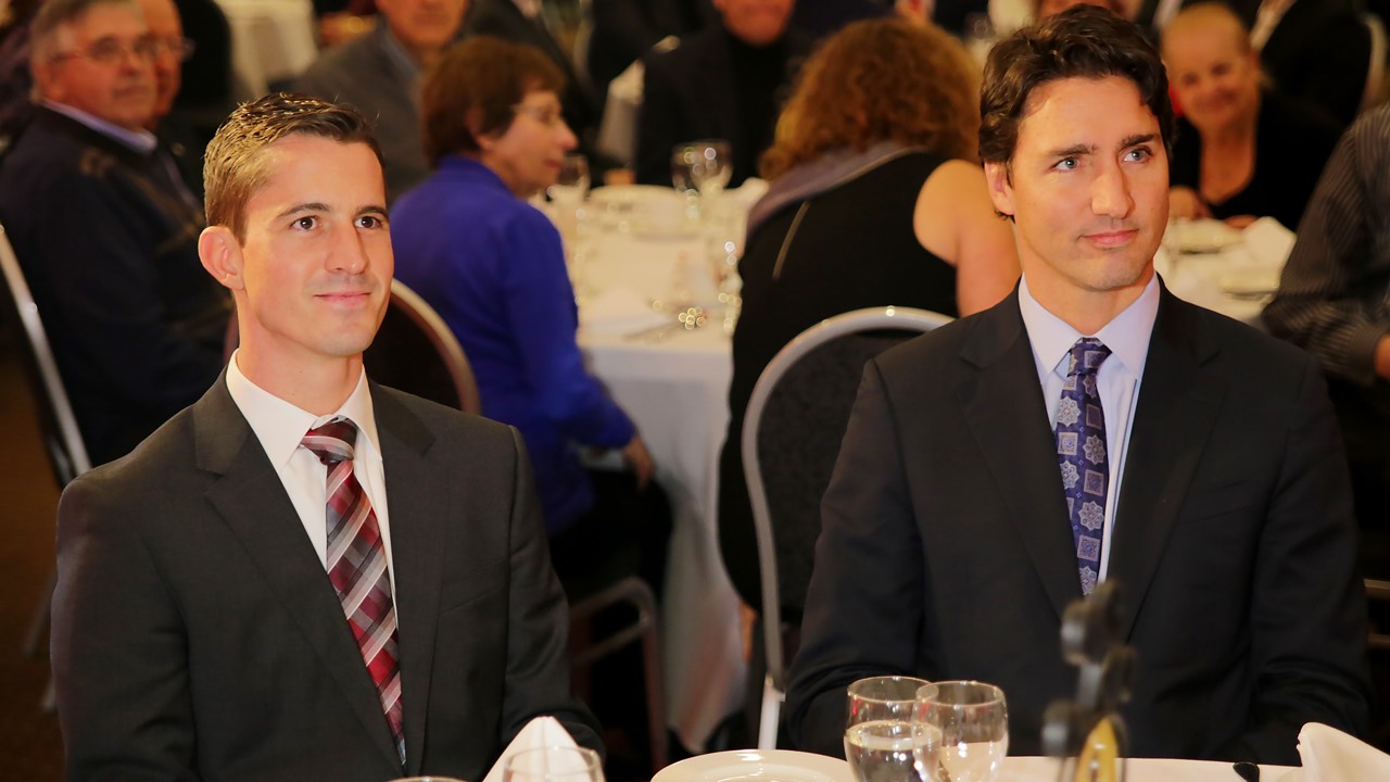 De gauche à droite: Adam Veilleux, candidat au PLC en Beauce, ainsi que Justin Trudeau, chef du PLC.