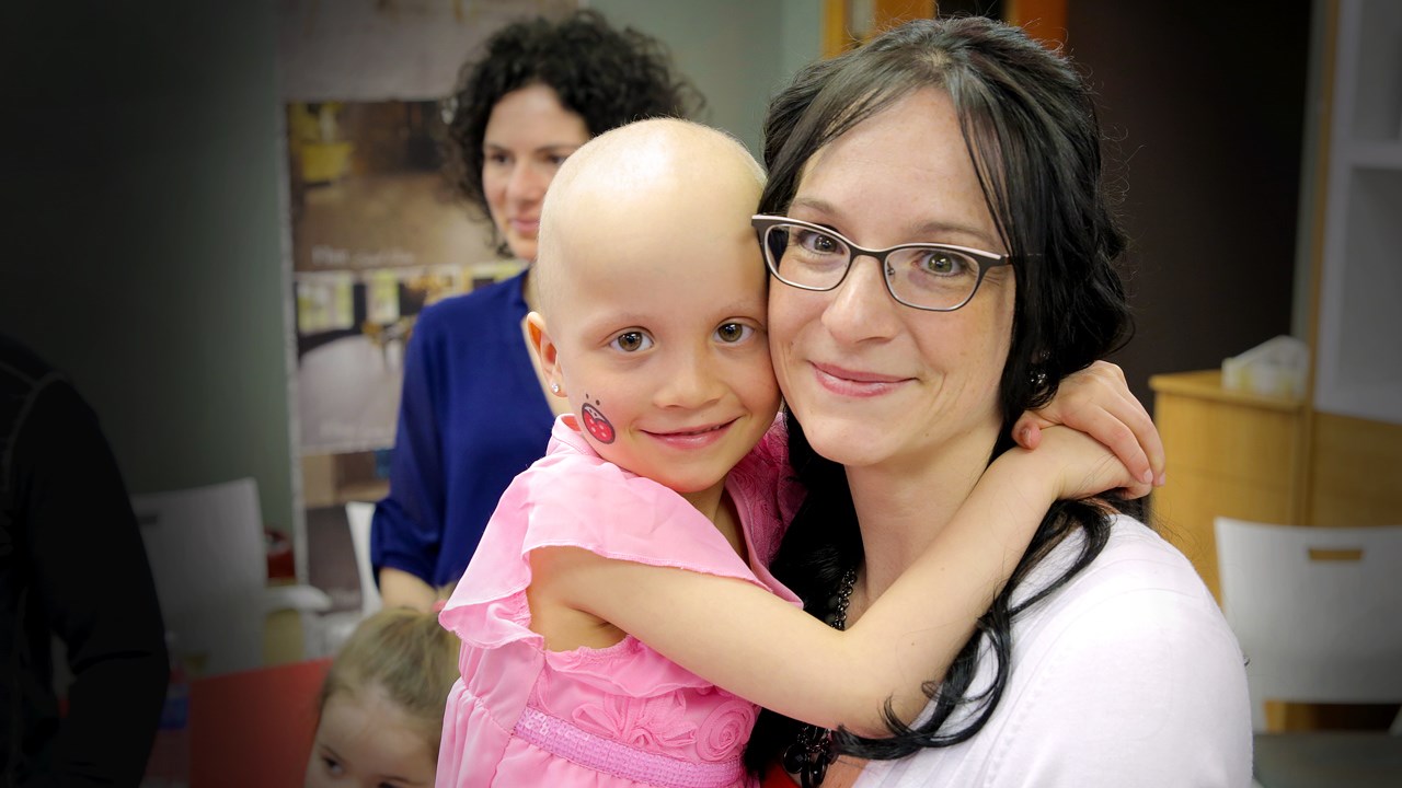 La jeune porte-parole Mia Doyon âgée de 6 ans accompagnée de sa maman.