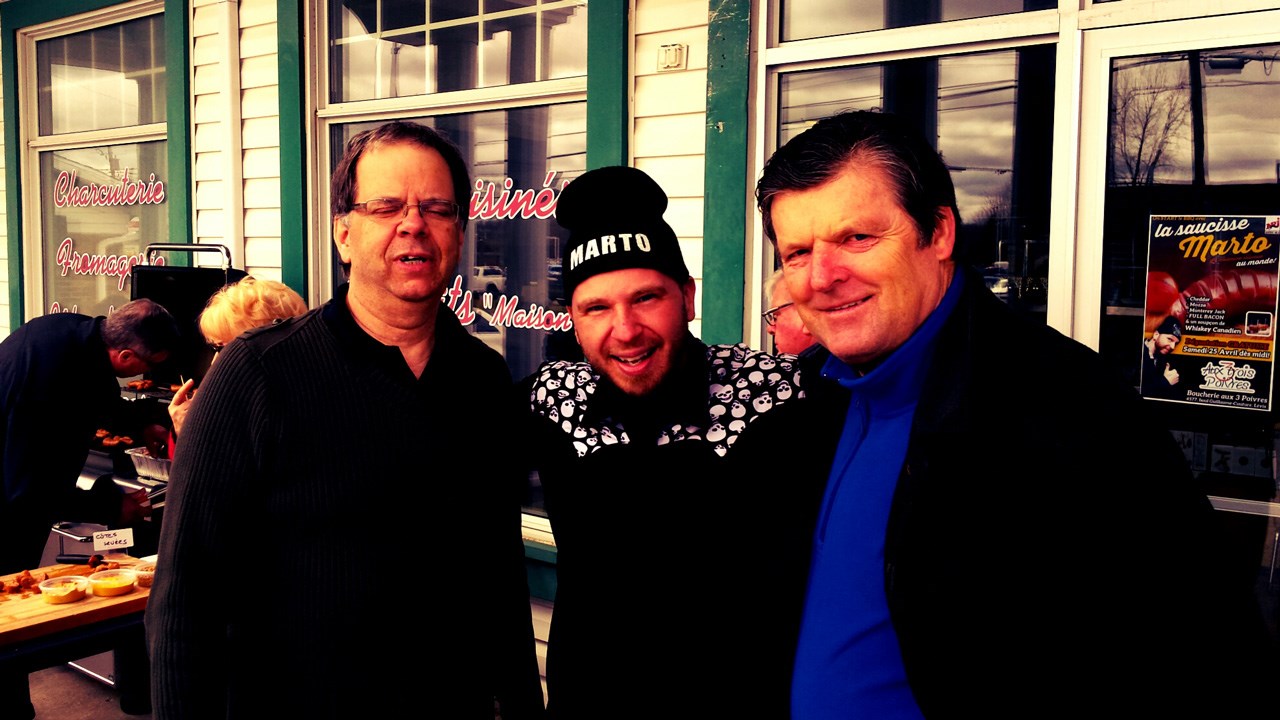 De gauche à droite: Marc De Lair, propriétaire de la Boucherie aux 3 Poivres de Lévis, Marto Napoli ainsi que l'ancien joueur étoile des Nordiques de Québec, Marian Stastny.