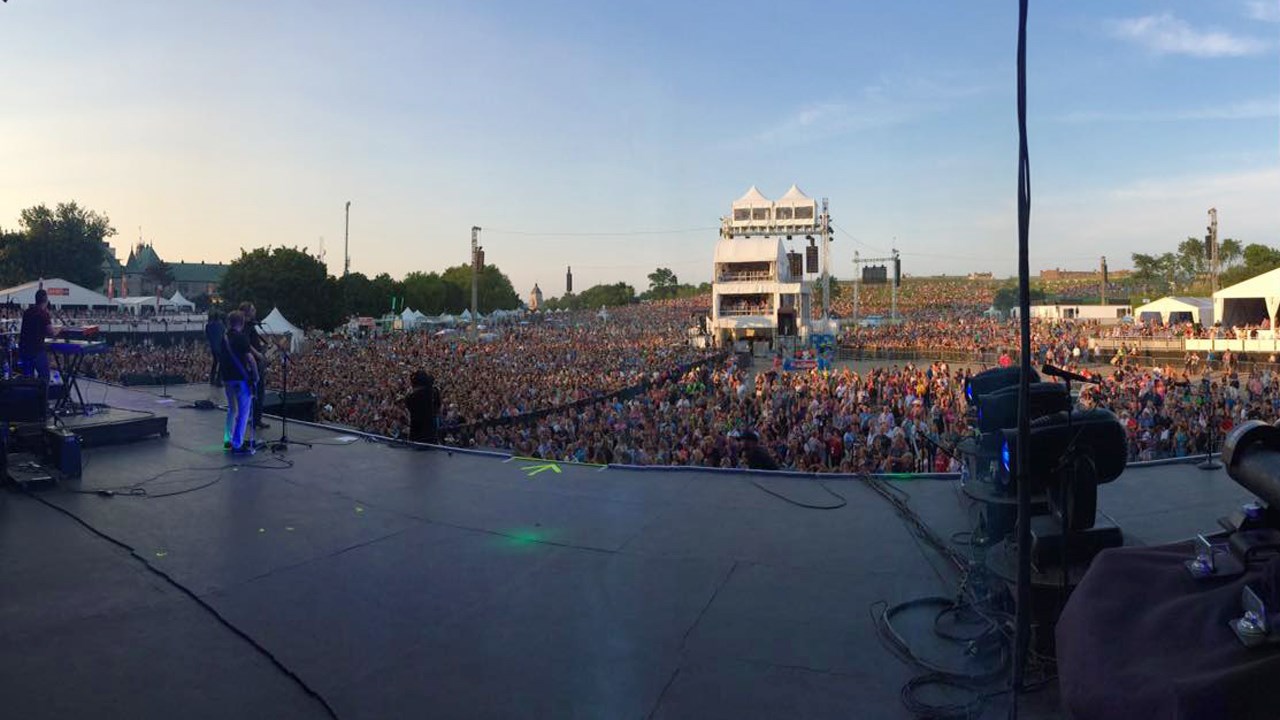 Sur scène, Robby Johnson a fait preuve d’aisance tout en étant énergique pendant 40 minutes devant une foule frôlant les 20 000 spectateurs selon les premières estimations.