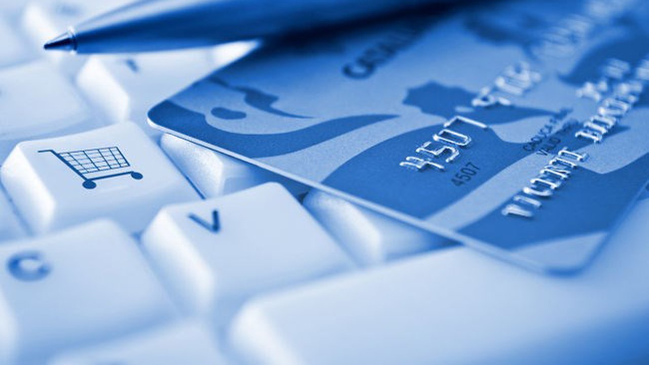 Le malfaiteur a utilisé les cartes de crédit pour effectuer de nombreux achats sur Internet.
