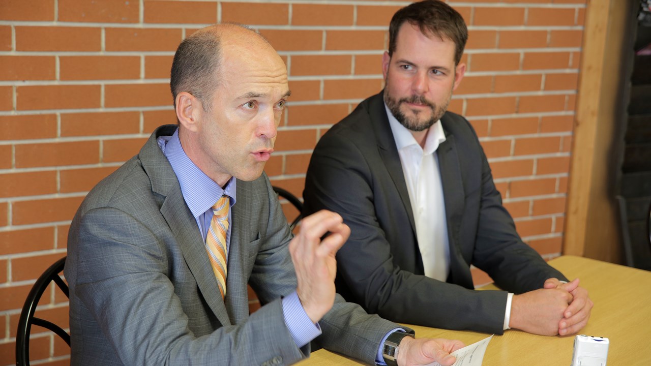 De gauche à droite: Le candidat du Nouveau Parti démocratique (NPD) dans la circonscription fédérale de Beauce, Daniel Royer, en compagnie du coprésident de la campagne du NPD au Québec, le député de Rosemont-La Petite-Patrie Alexandre Boulerice.