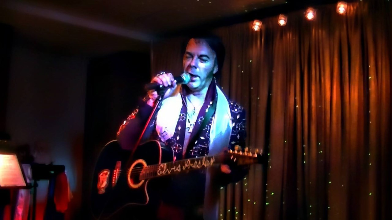 Normand DeLessard présente « Hommage à Elvis » au profit des Surbookées du Désert
