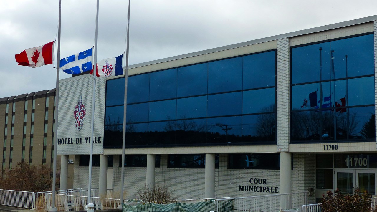 Attentats à Paris: Ville de Saint-Georges met ses drapeaux en berne