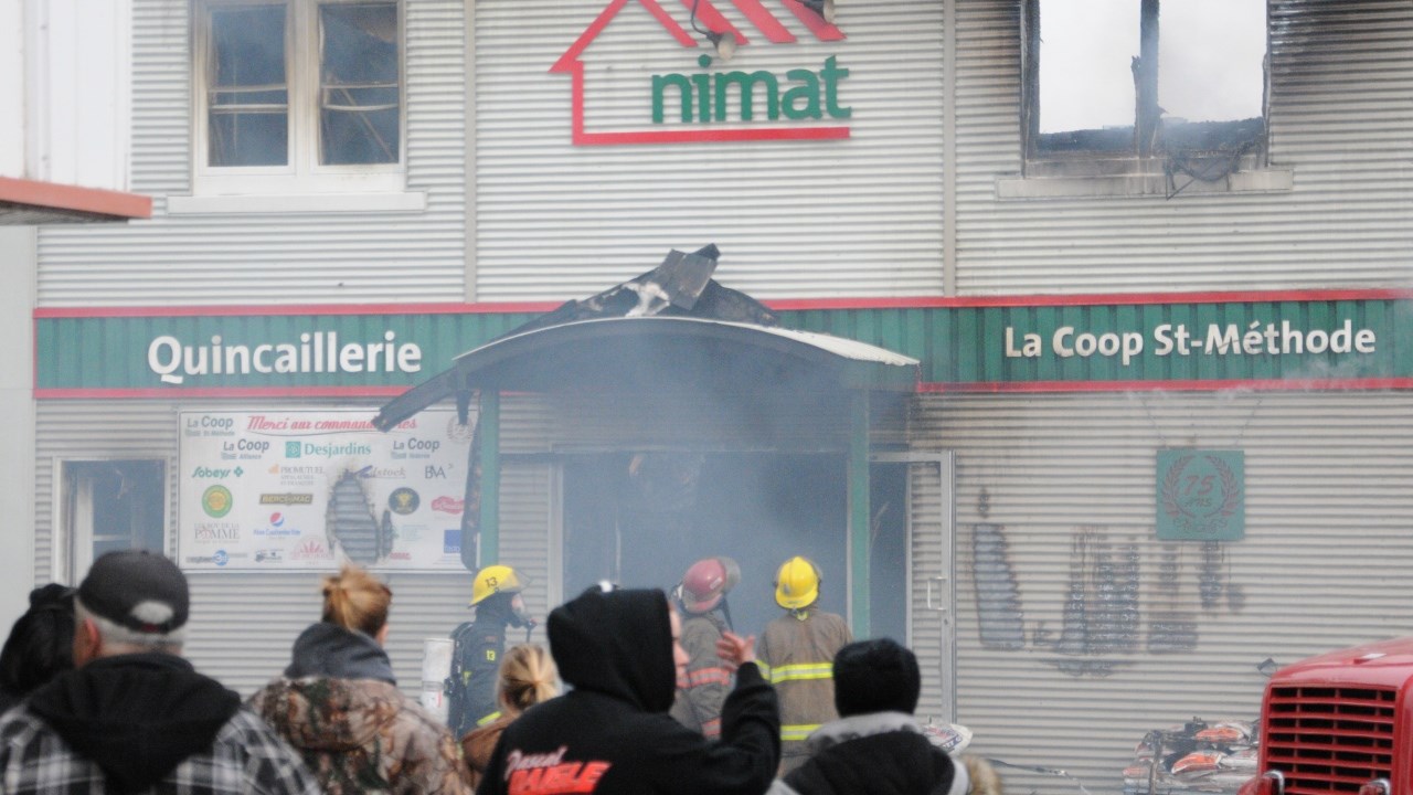 Personne n’a été blessé. Cependant, le commerce est une perte totale. Pour le moment, la cause de l’incendie de la quincaillerie demeure inconnue.