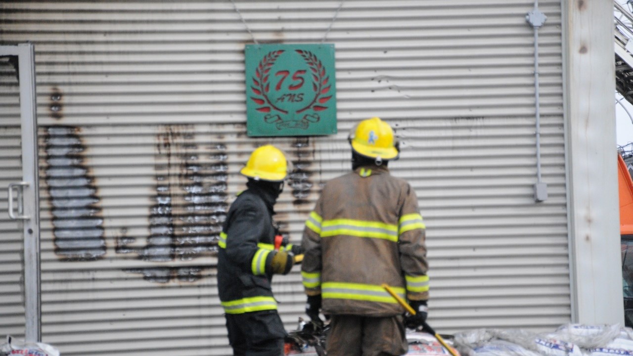 Personne n’a été blessé. Cependant, le commerce est une perte totale. Pour le moment, la cause de l’incendie de la quincaillerie demeure inconnue.