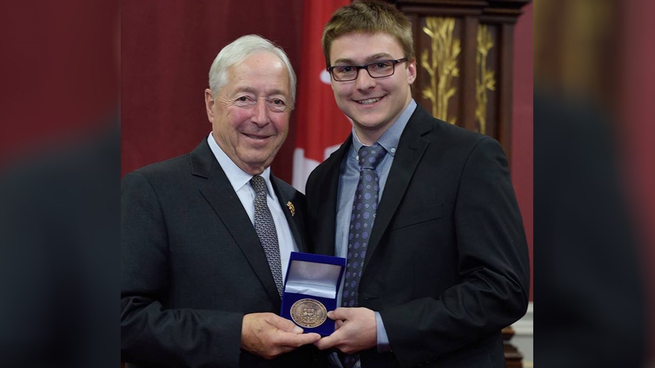 Le lieutenant-gouverneur du Québec, Michel Doyon, a remis la médaille du lieutenant-gouverneur à Emmanuel Champagne pour son implication communautaire et scolaire.
