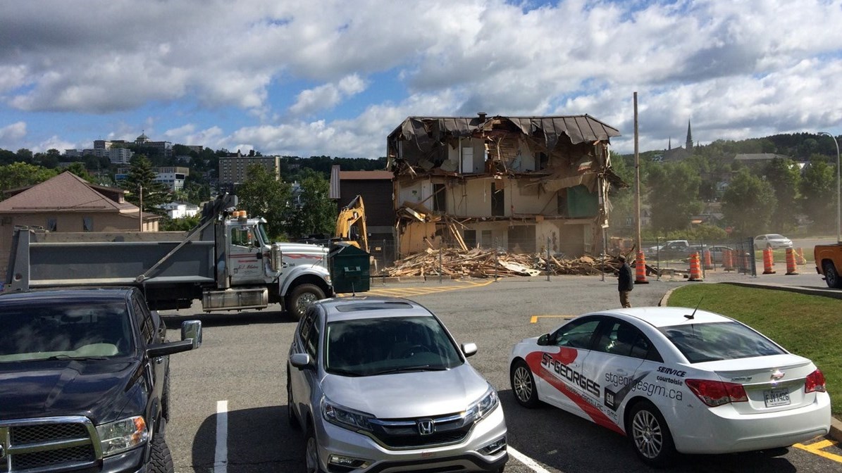 Démolition du bâtiment voisin de la Clinique médicale Chaudière à Saint-Georges