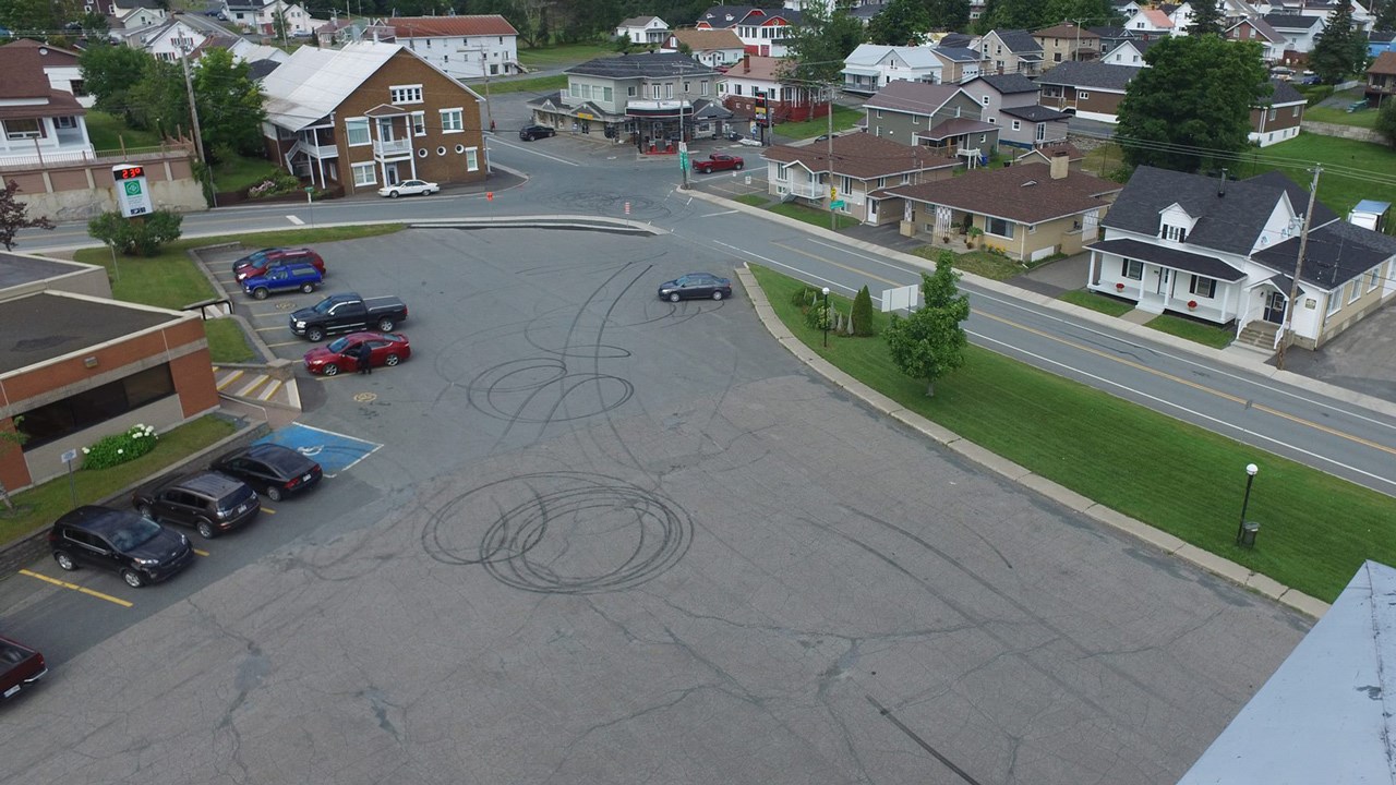 Normand DeLessard présente des images du clocher de l’église de Saint-Zacharie