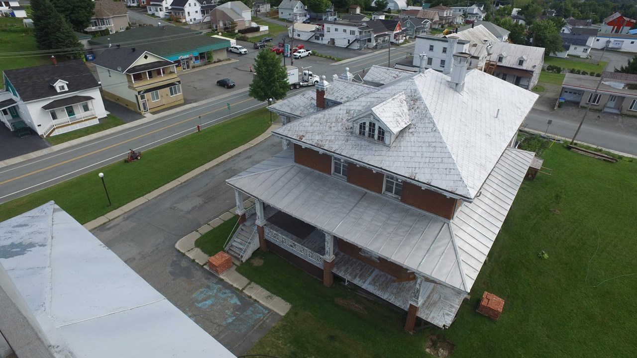 Normand DeLessard présente des images du clocher de l’église de Saint-Zacharie