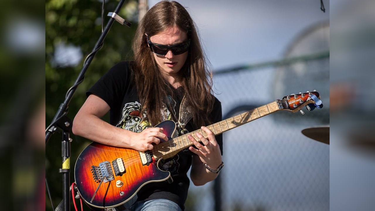 Jacob Deraps partage la scène avec Dweezil Zappa à Québec