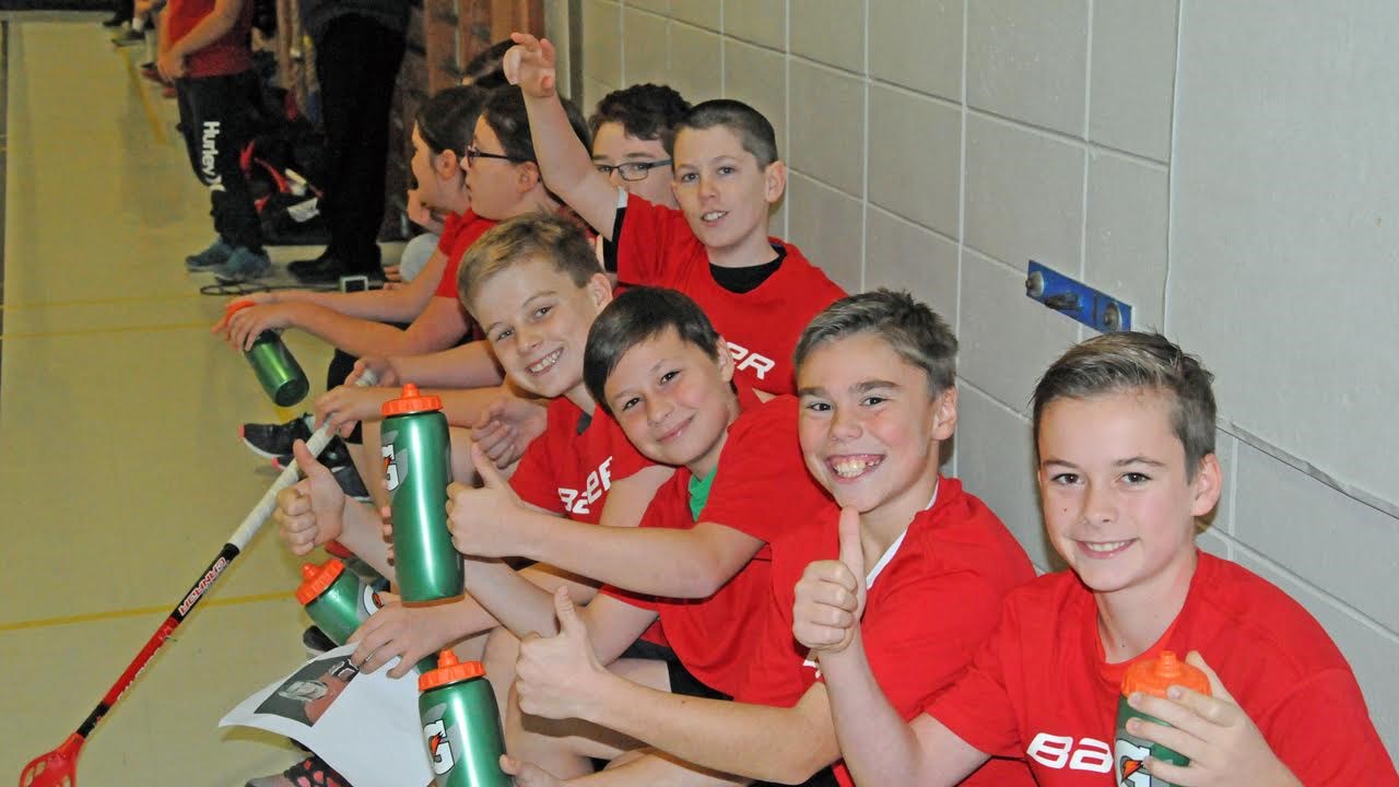 Des jeunes très excités de jouer avec leur idole.