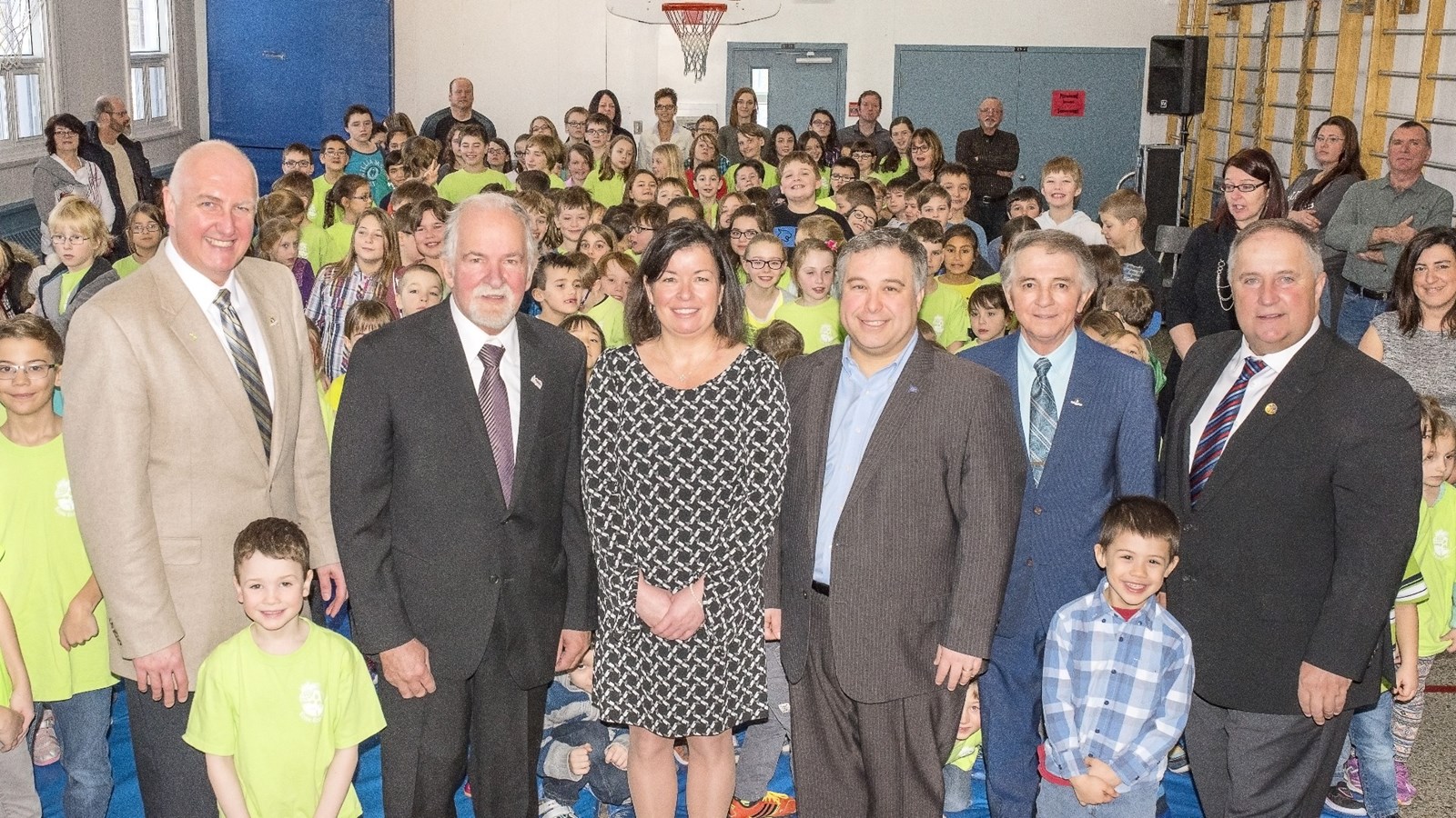 De gauche à droite, présents à la conférence de presse, Normand Lessard, directeur général de la CSBE, Pierre Bégin, maire de Notre-Dame-des-Pins, Nancy Bégin, directrice de l'école, Sébastien Proulx, ministre de l'Éducation, Charles-Henri Lacours, président de la CSBE et Paul Busque, député de Beauce-Sud. 