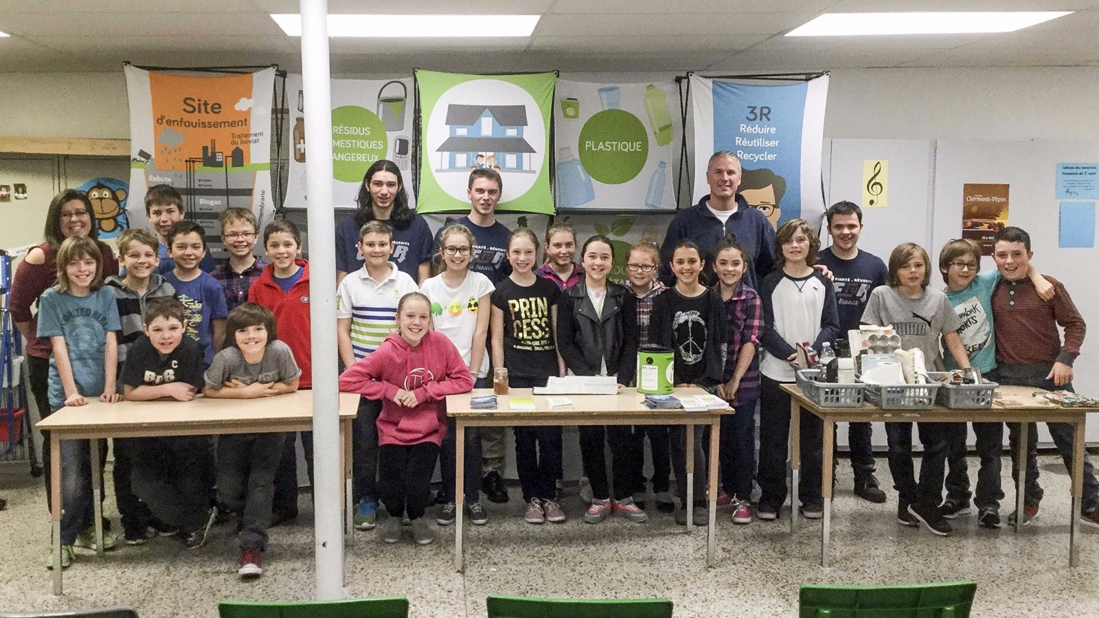 En tout, près de 650 élèves du primaire auront assisté à la Caravane de la Récupération du CFER de Beauce, ici en déplacement à l'école l'Accueil de Scott.