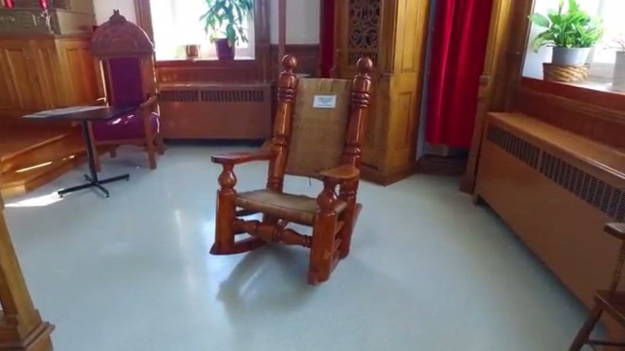 Normand DeLessard présente la chaise du curé Dionne datant de 1899