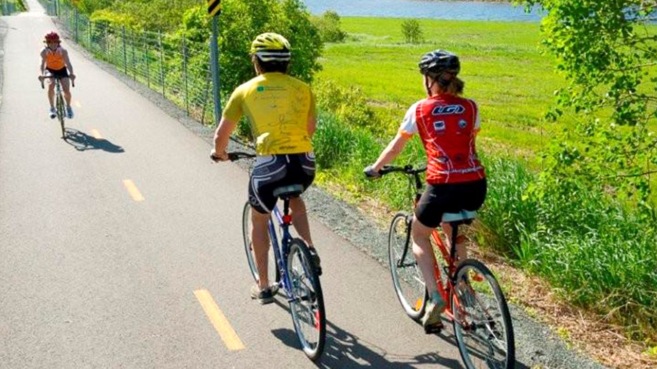 De nombreuses festivités pour célébrer l'inauguration de la piste cyclable à Saint-Joseph