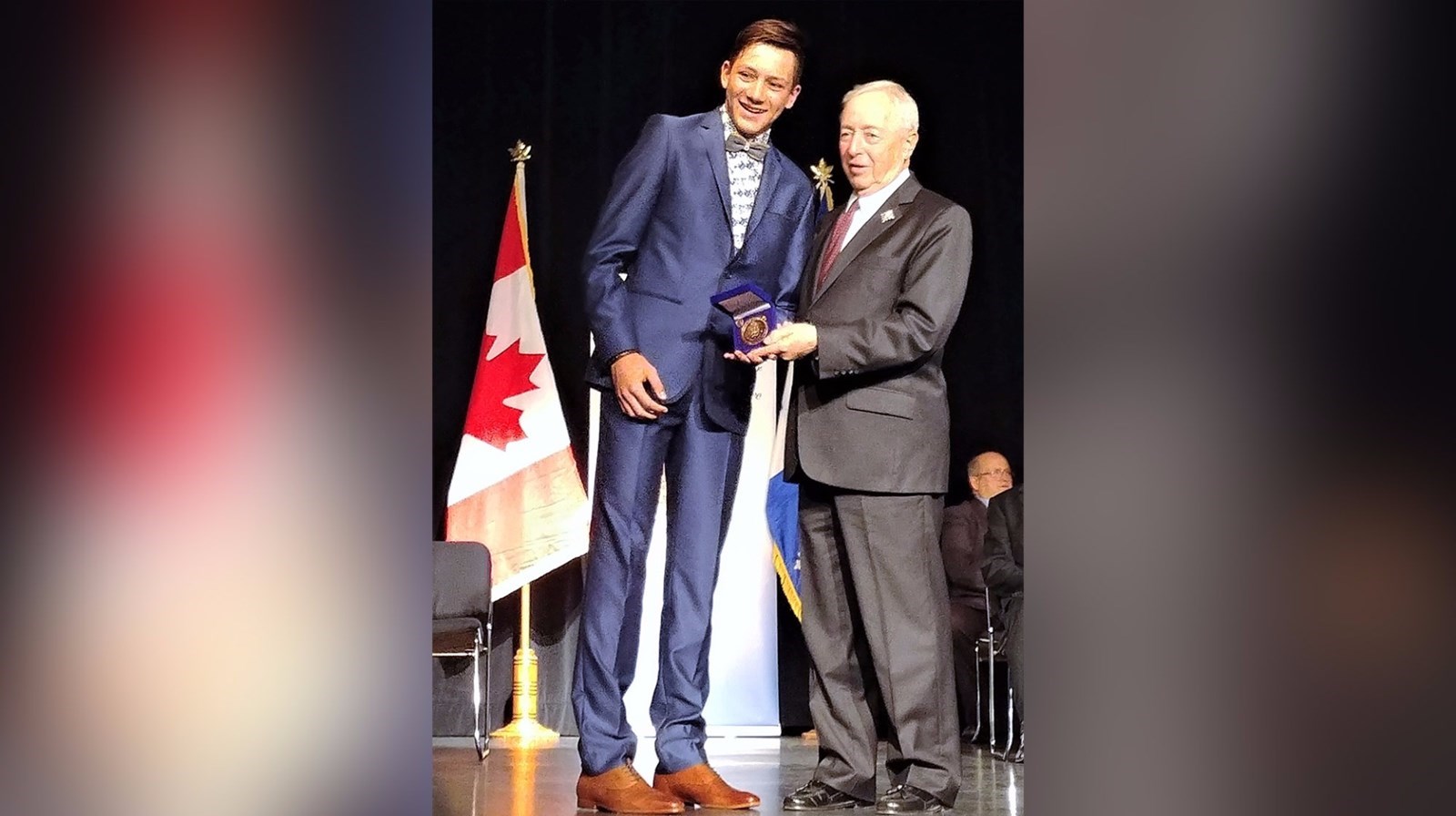 Thomas Bilodeau, finissant de cinquième secondaire à la Polyvalente Benoît-Vachon de Sainte-Marie, en compagnie du Lieutenant-gouverneur du Québec, J. Michel Doyon.
