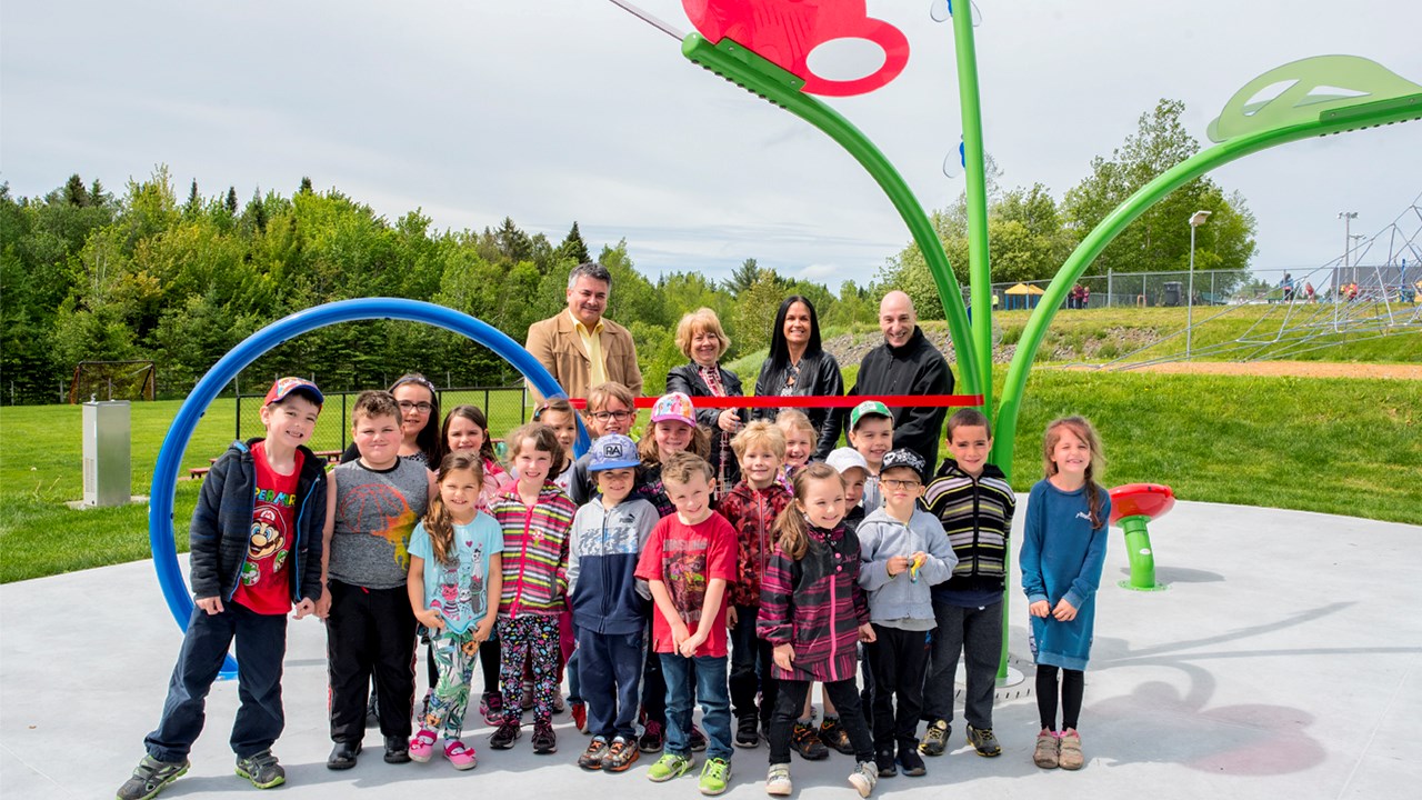 Ils sont accompagnés des élèves de maternelle de l’école Notre-Dame-du-Rosaire. Ceux-ci démontrent leur joie d’avoir enfin des jeux d’eau à St-Benoît.