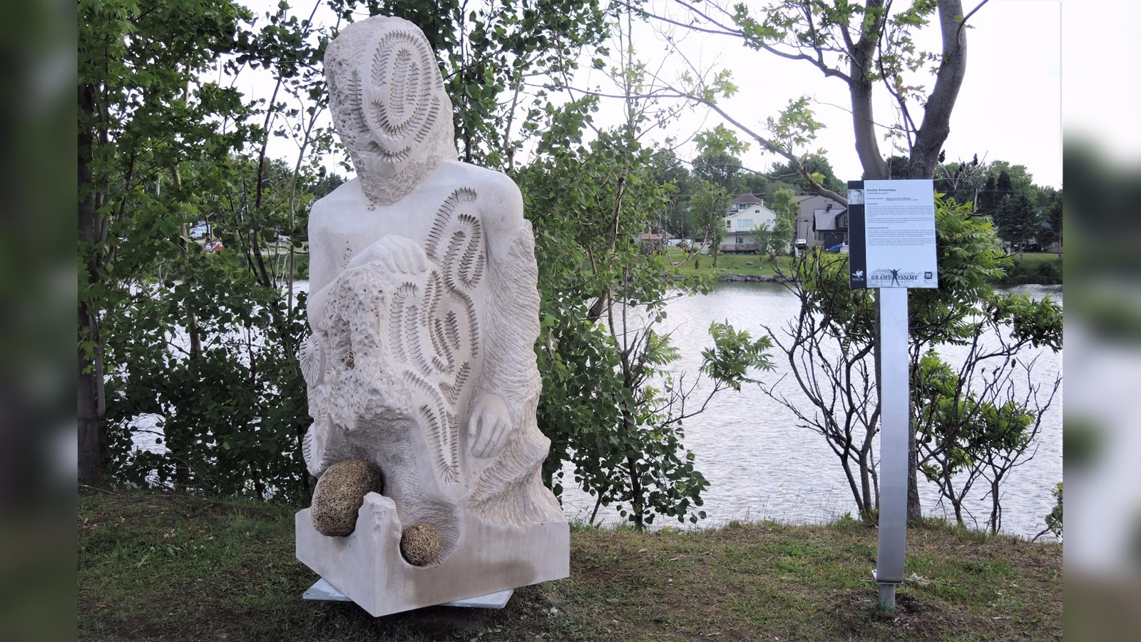 L'œuvre « Sous le ciel de la Beauce, hommage à celui qui sort », réalisée par la sculpteure Amélie Pomerleau, originaire de Magog.