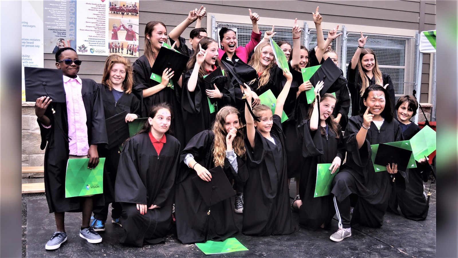 Les finissants de 6e année de l'école Vision Beauce de Sainte-Marie lors de leur cérémonie de graduation qui s'est déroulée lors du mercredi 21 juin 2017, en compagnie de la directrice de leur école, Mélanie Boissonneault.