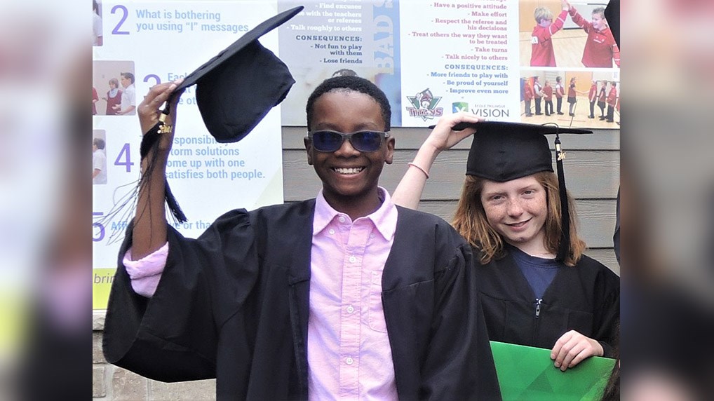 Ces deux finissants de 6e année de l'école Vision Beauce de Sainte-Marie étaient très fiers lors de leur cérémonie de graduation qui s'est déroulée lors du mercredi 21 juin 2017.
