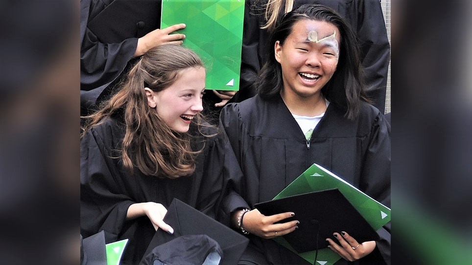 Ces deux finissantes de 6e année étaient très émotives lors de leur cérémonie de graduation qui s'est déroulée lors du mercredi 21 juin 2017.