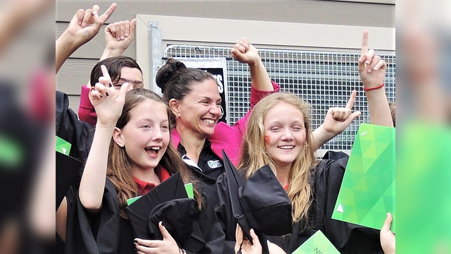 Les finissants de 6e année de l'école Vision Beauce de Sainte-Marie lors de leur cérémonie de graduation qui s'est déroulée lors du mercredi 21 juin 2017, en compagnie de la directrice de leur école, Mélanie Boissonneault.