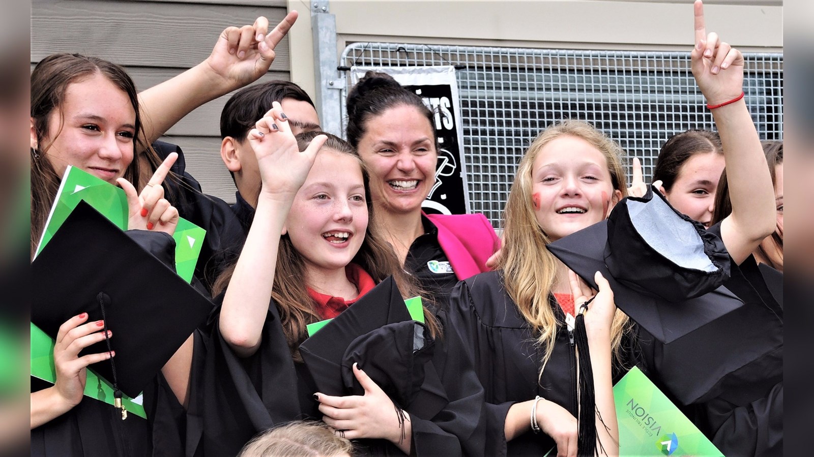 Les finissants de 6e année de l'école Vision Beauce de Sainte-Marie lors de leur cérémonie de graduation qui s'est déroulée lors du mercredi 21 juin 2017, en compagnie de la directrice de leur école, Mélanie Boissonneault.