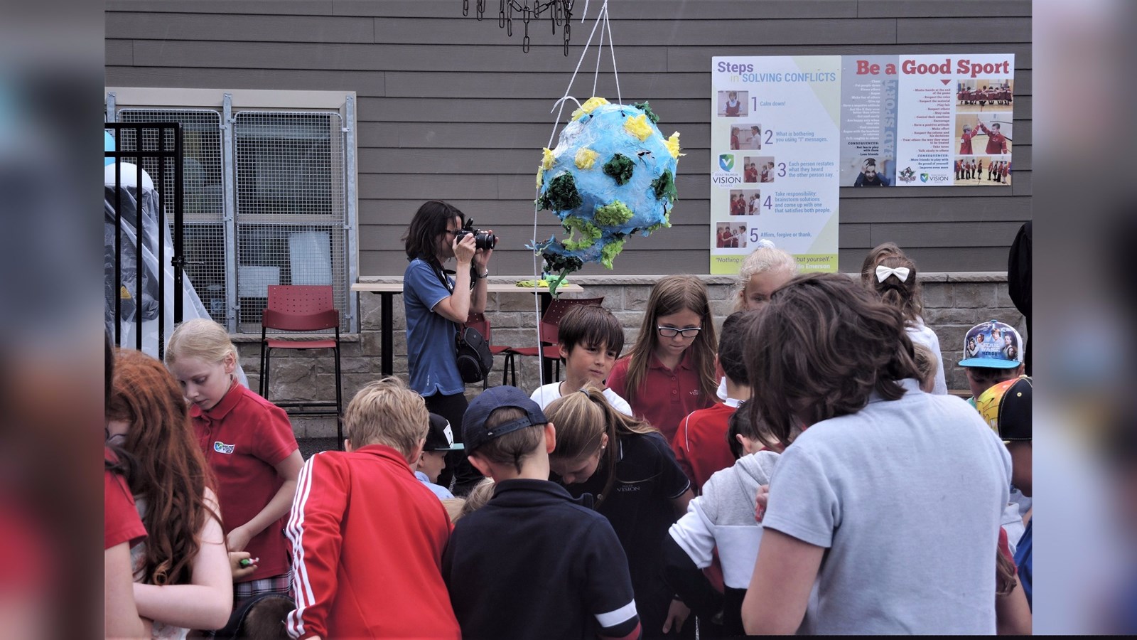 Les élèves de l'école Vision Beauce de Sainte-Marie ont aussi pu jouer à la piñata lors de la journée « Enter the Game » du mercredi 21 juin 2017.