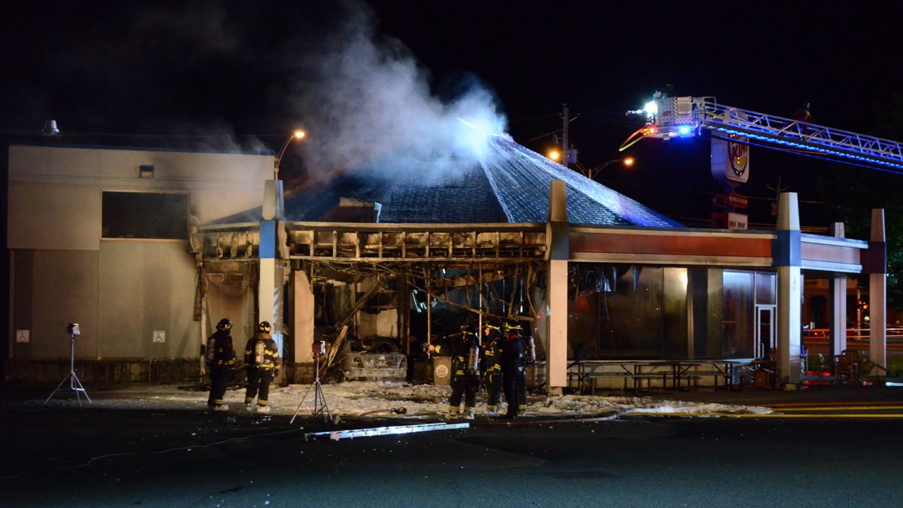 Un incendie causé par un véhicule ravage le Burger King de Saint-Georges