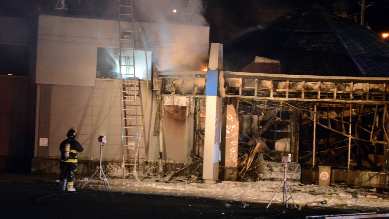 Un incendie causé par un véhicule ravage le Burger King de Saint-Georges