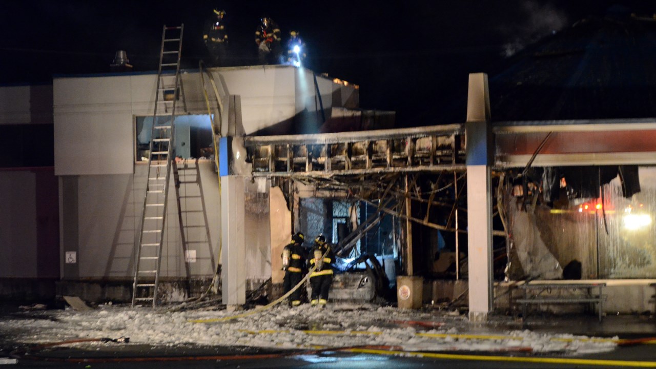 Un incendie causé par un véhicule ravage le Burger King de Saint-Georges