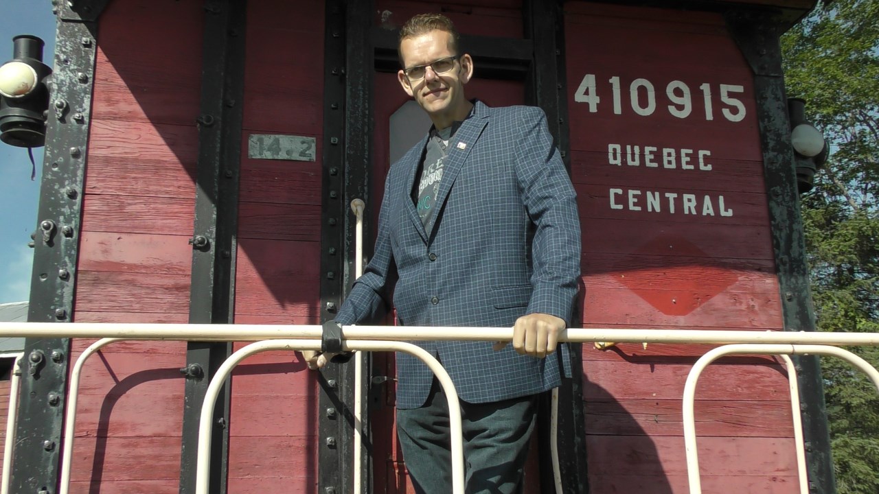 Normand DeLessard présente l'histoire du pont couvert et du vieux wagon de Saint-Éphrem-Station