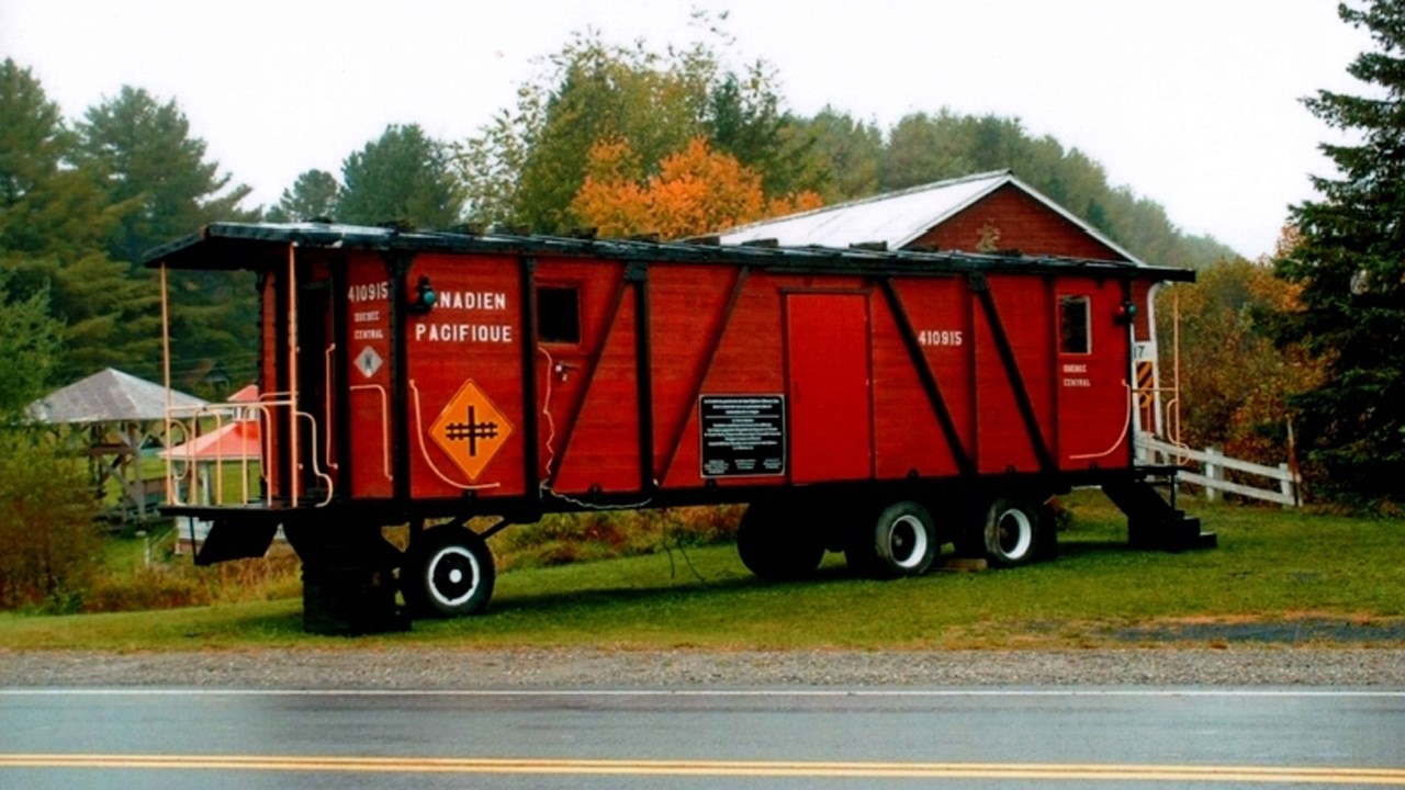Normand DeLessard présente l'histoire du pont couvert et du vieux wagon de Saint-Éphrem-Station